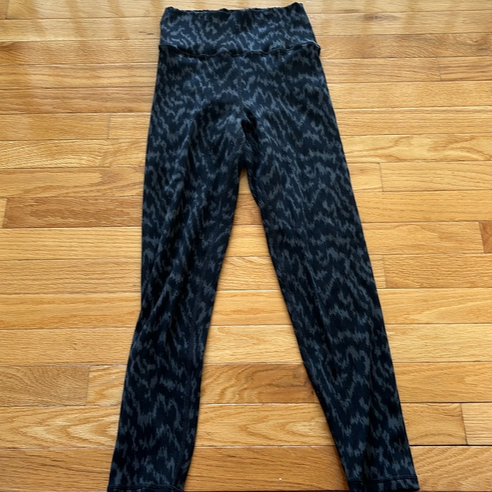 Aerie leggings black and grey ruched pattern size large